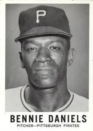 1960 Leaf #7 - Bennie Daniels - Pittsburgh Pirates